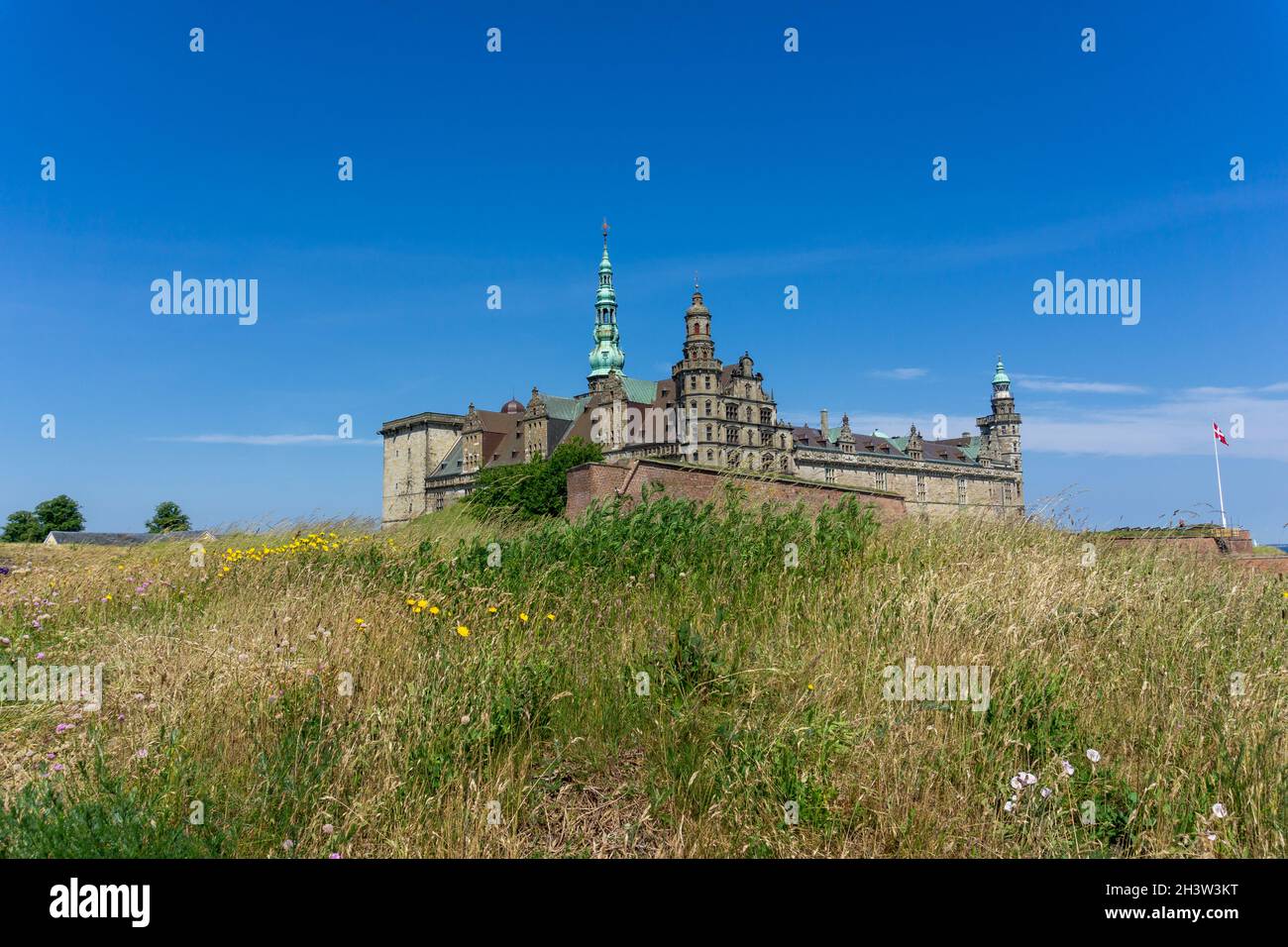 Vue sur le château de Kronborg sur la côte de la mer Baltique à Helsingor Banque D'Images