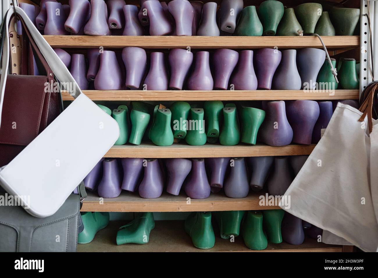 Image de la dernière chaussure en bois pour enfants et hommes dans une rangée sur les étagères de l'atelier Banque D'Images