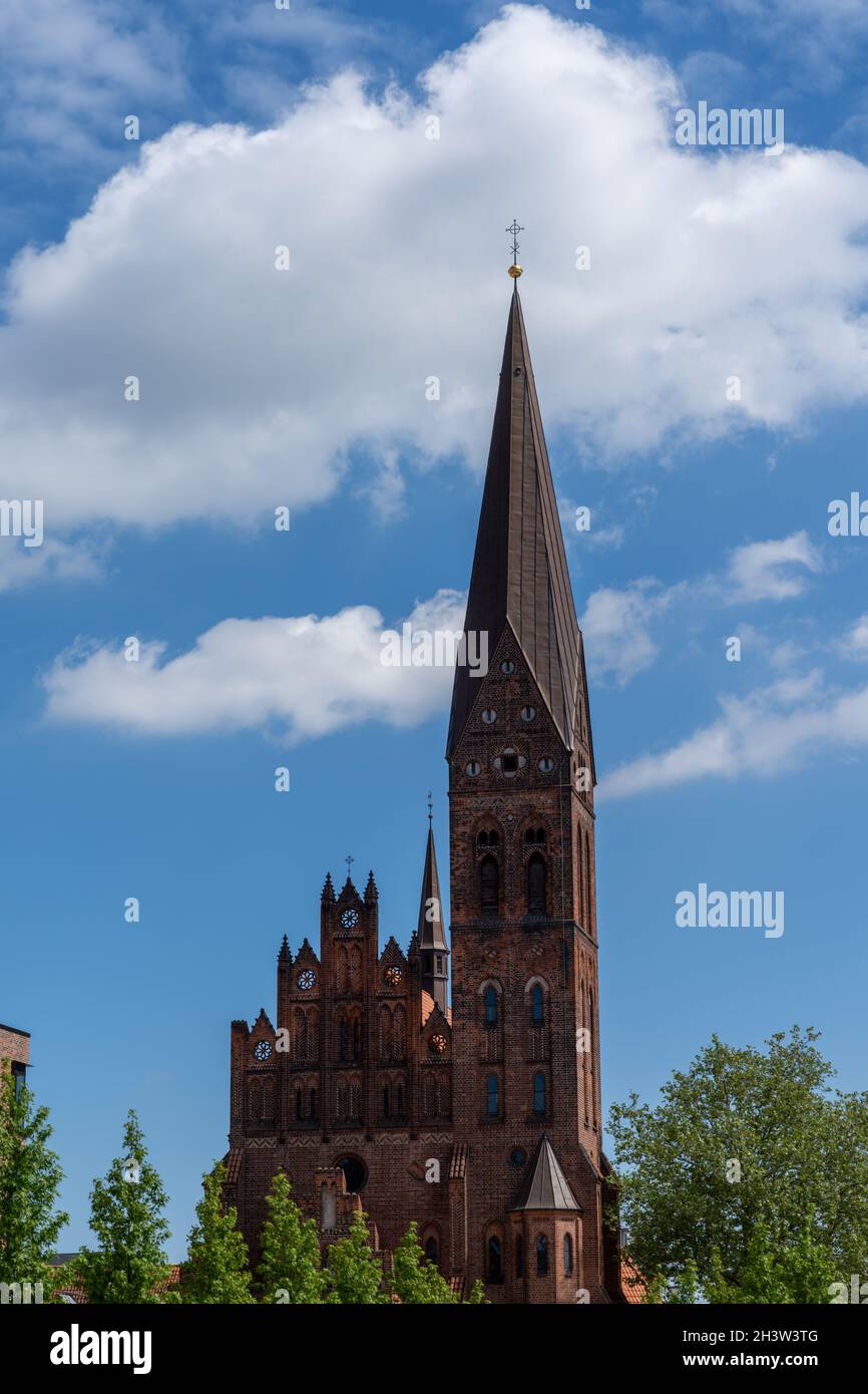 Vue sur l'église Saint Alban dans le centre-ville historique d'Odense Banque D'Images