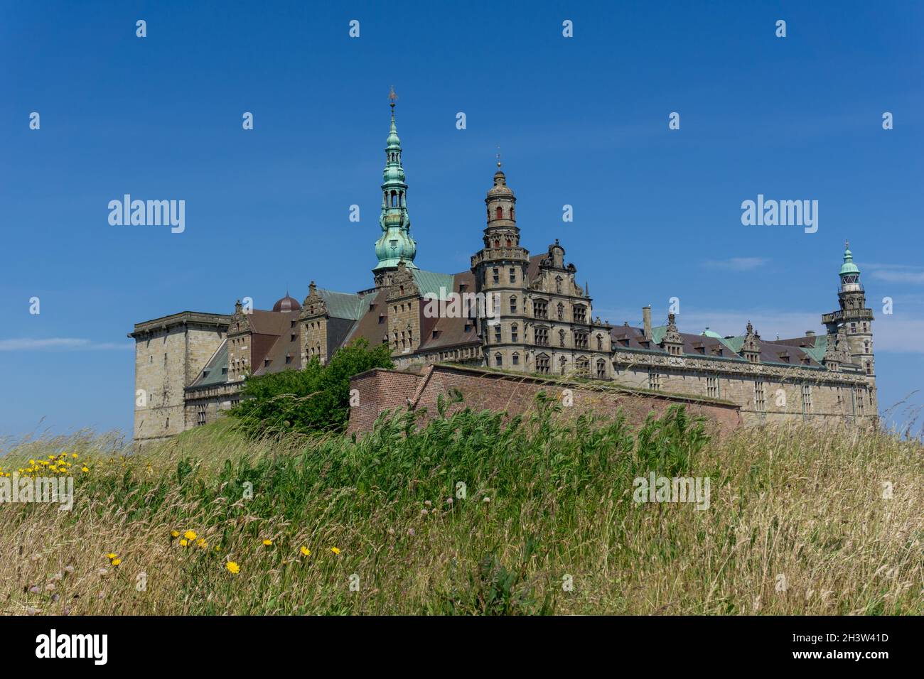 Vue sur le château de Kronborg sur la côte de la mer Baltique à Helsingor Banque D'Images