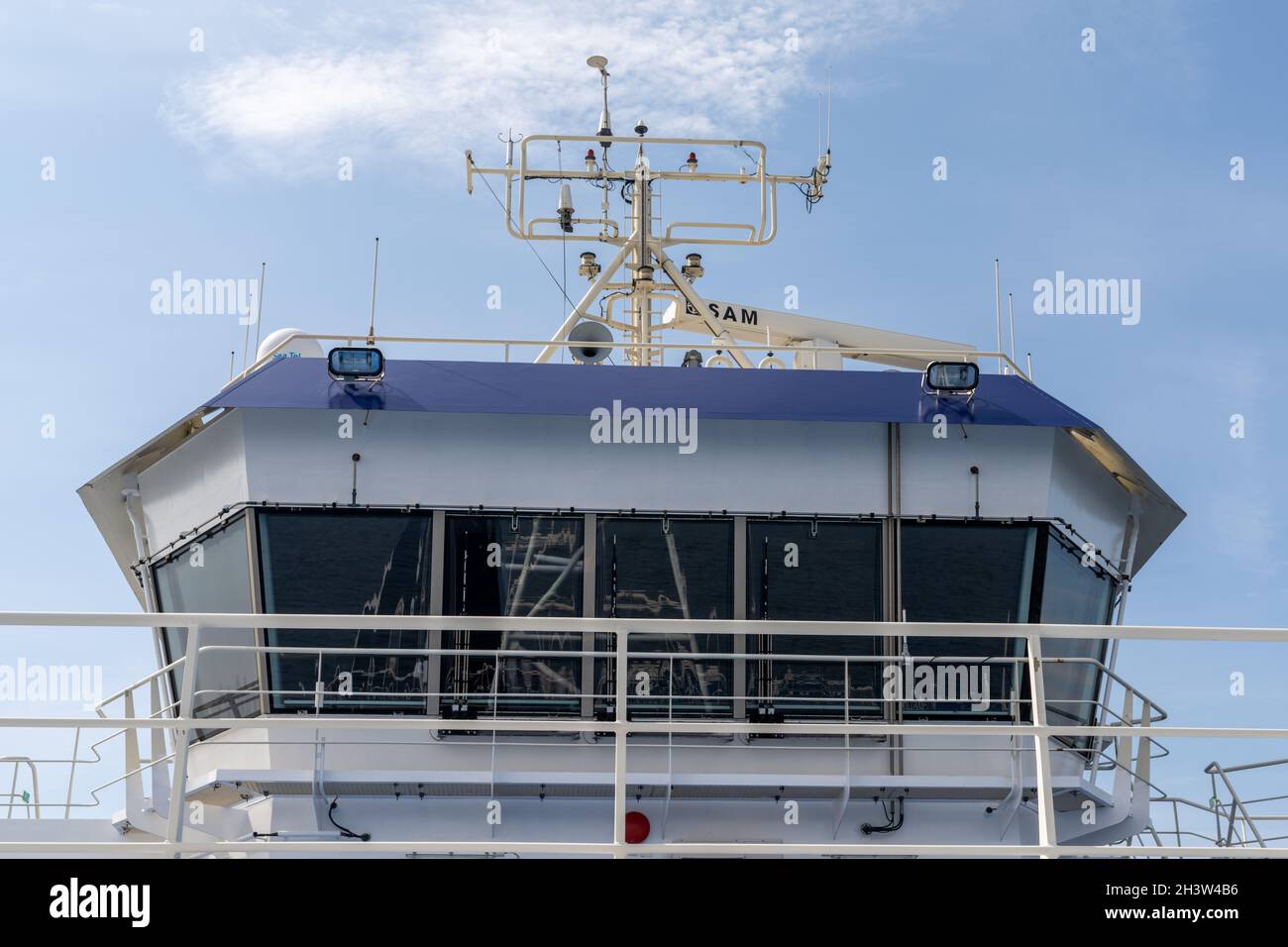Vue rapprochée du cokcpit d'un grand ferry pour passagers Banque D'Images