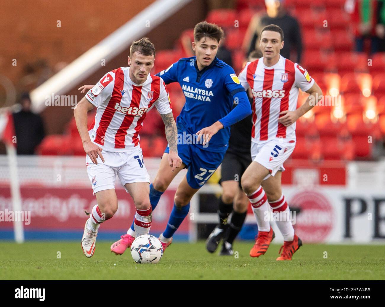 30 octobre 2021 ; Stade Bet365, Stoke, Staffordshire, Angleterre ;Football de championnat, Stoke City contre Cardiff; Josh Tymon de Stoke City sous la pression de Rubin Colwill de Cardiff City Banque D'Images