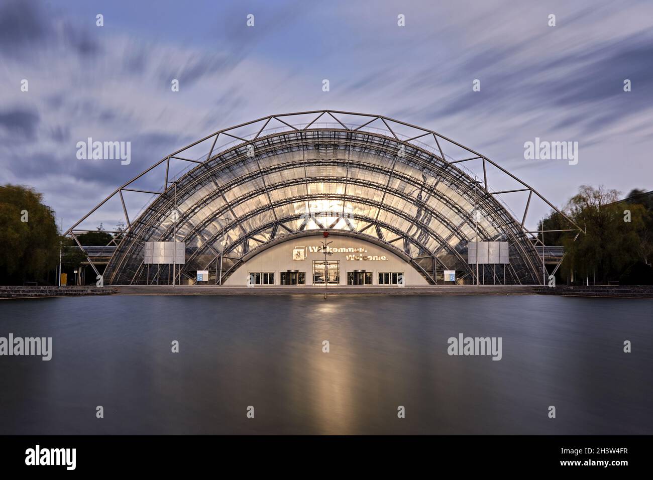 Salle de verre et entrée ouest de la nouvelle foire de Leipzig. Banque D'Images