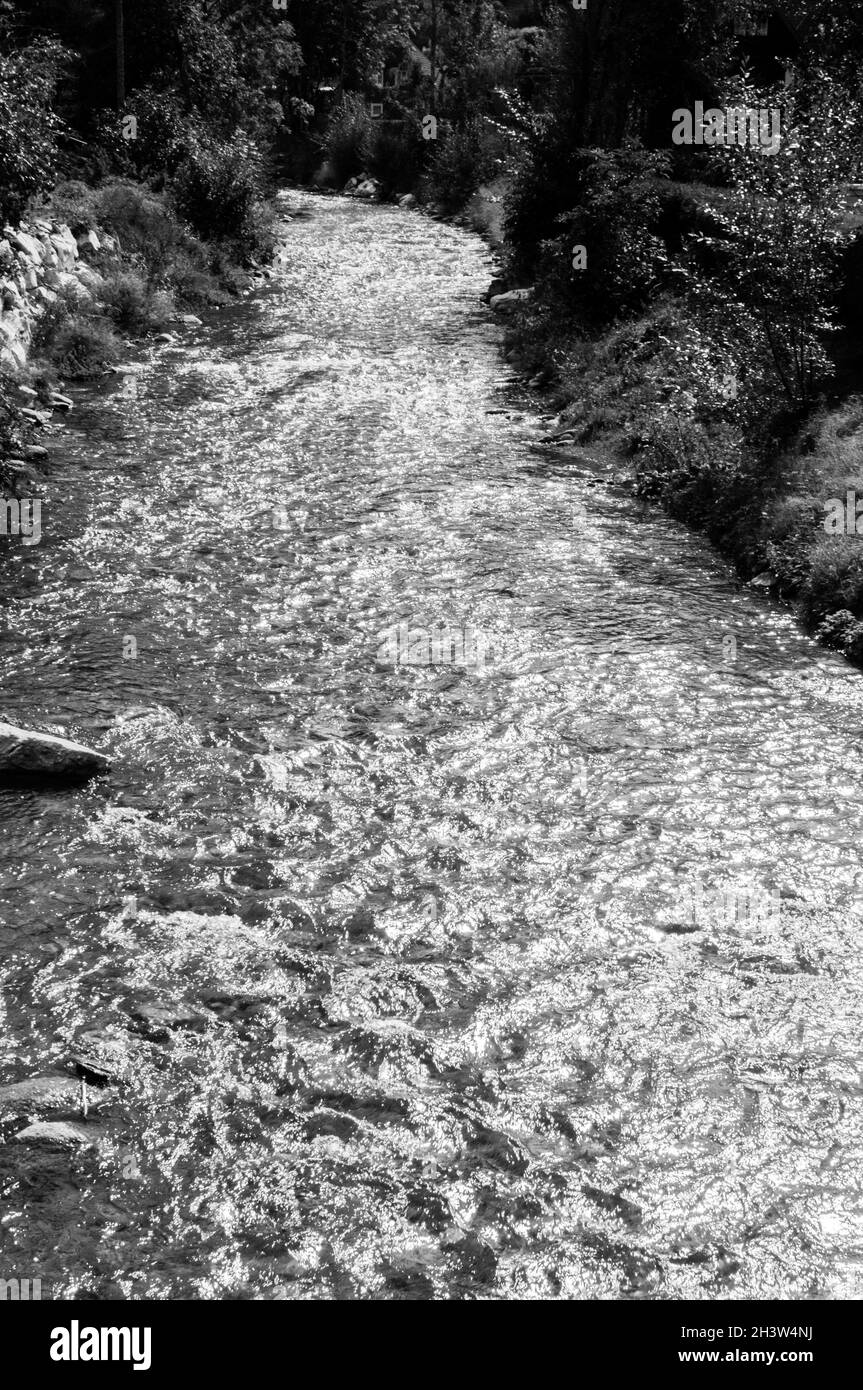 Beau cours de ruisseau en Autriche, l'eau gécoute dans la lumière du soleil Banque D'Images