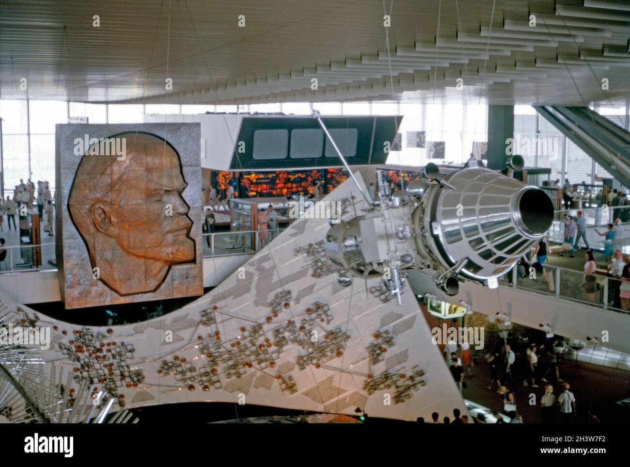 Le pavillon de l'URSS (Union soviétique, URSS ou Pavillon de Moscou) à Expo 67, Montréal, Québec, Canada en 1967.Il a été conçu par une équipe d'architectes dirigée par Mikhail Posokhin.Parmi les expositions intérieures dans le pavillon de l'acier et du verre se trouvaient une sculpture de relief de Lénine (à gauche), un spoutnik (à droite) et une carte électronique géante.L'attraction a vécu après 1967 pendant les mois d'été et a finalement fermé en 1981.Cette image est tirée d'une ancienne transparence couleur Kodak amateur prise par un visiteur de la foire, une photographie vintage des années 1960. Banque D'Images