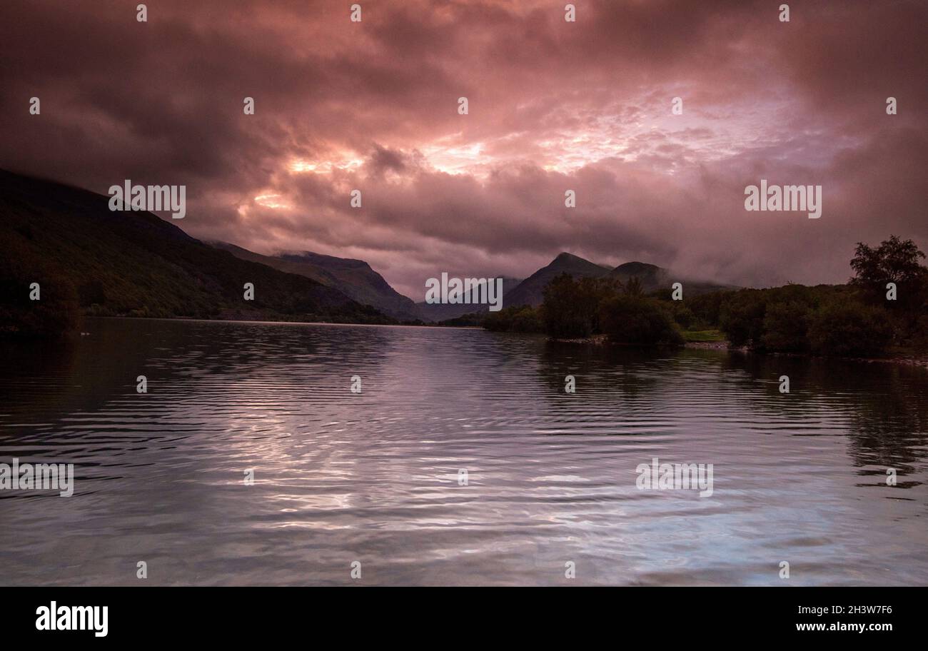 Lever du soleil à Llyn Padarn à Snowdonia, Gwynedd pays de Galles Royaume-Uni Banque D'Images