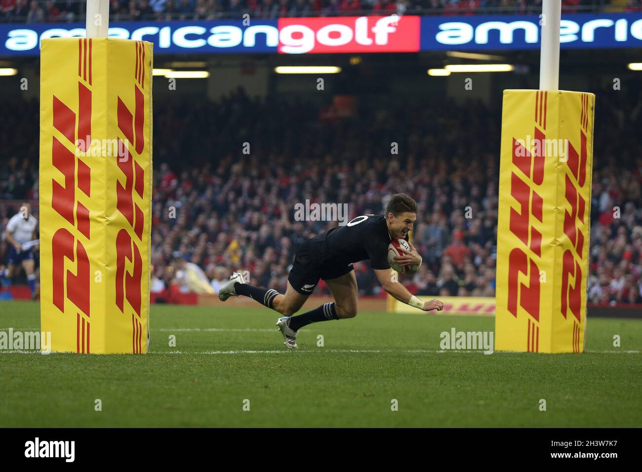 Cardiff, Royaume-Uni.30 octobre 2021.Beauden Barrett, de Nouvelle-Zélande, marque ses équipes au 1er essai.Rugby match international d'automne, pays de Galles v Nouvelle-Zélande au stade de la Principauté à Cardiff le samedi 30 octobre 2021. photo par Andrew Orchard/Andrew Orchard photographie sportive crédit: Andrew Orchard photographie sportive/Alamy Live News Banque D'Images