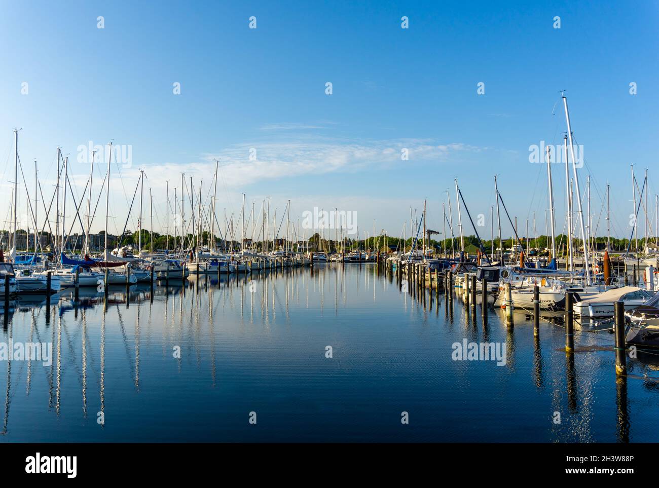 Vue sur le port de plaisance et le port de plaisance de Middelfart, dans le sud du Danemark, dans une lumière chaude le soir Banque D'Images