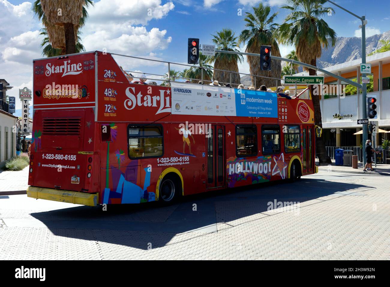 Bus touristique à impériale rouge effectuant une visite autour de Palm Springs CA Banque D'Images