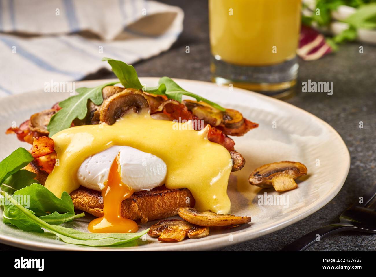 Oeufs benedict hollandaise Banque de photographies et d’images à haute ...