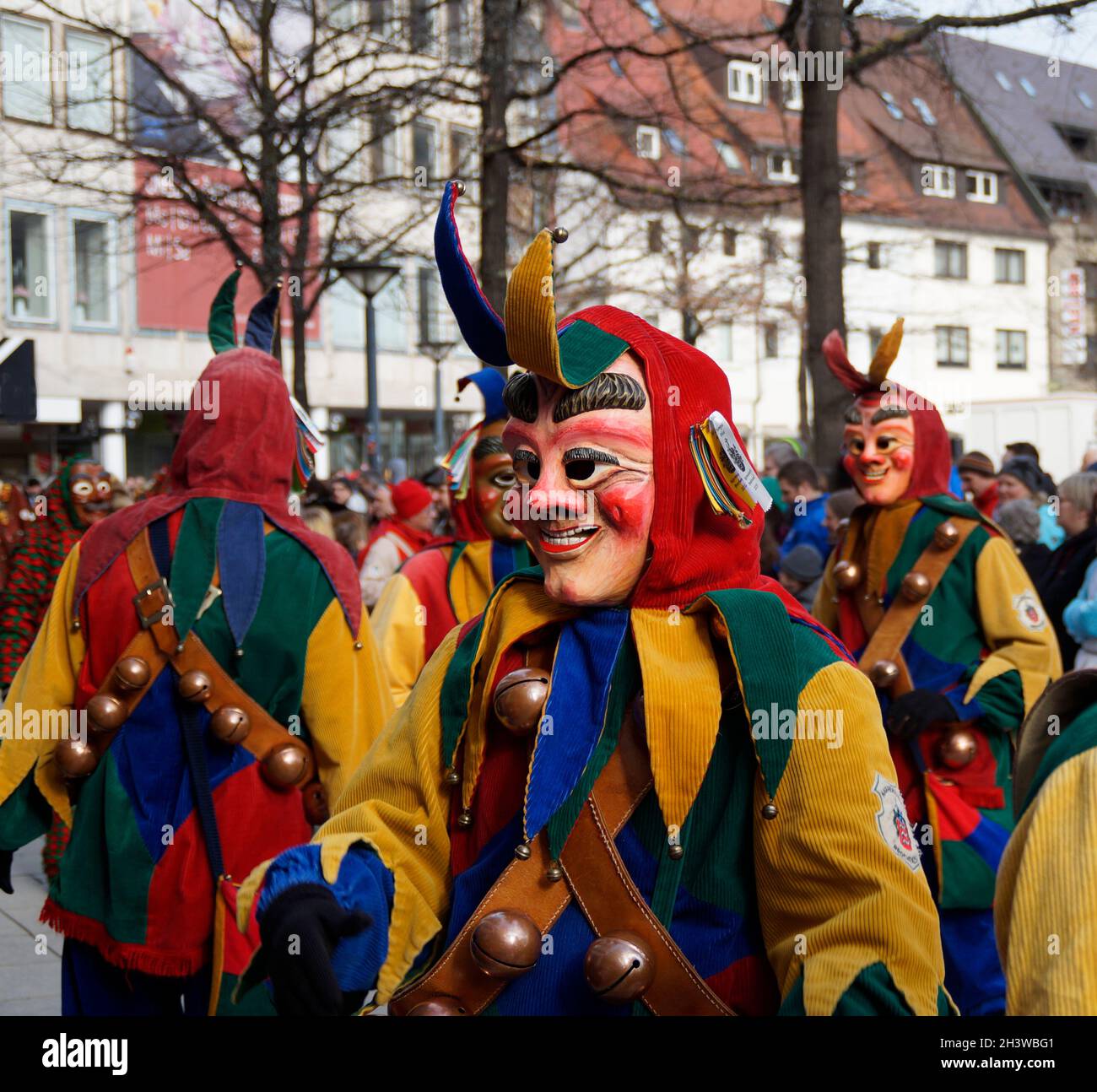 Des gens vêtus de vêtements et de masques amusants célébrant le traditionnel carnaval allemand de Shrovetide appelé Fasching ou Narrensprung à Ulm, en Allemagne Banque D'Images