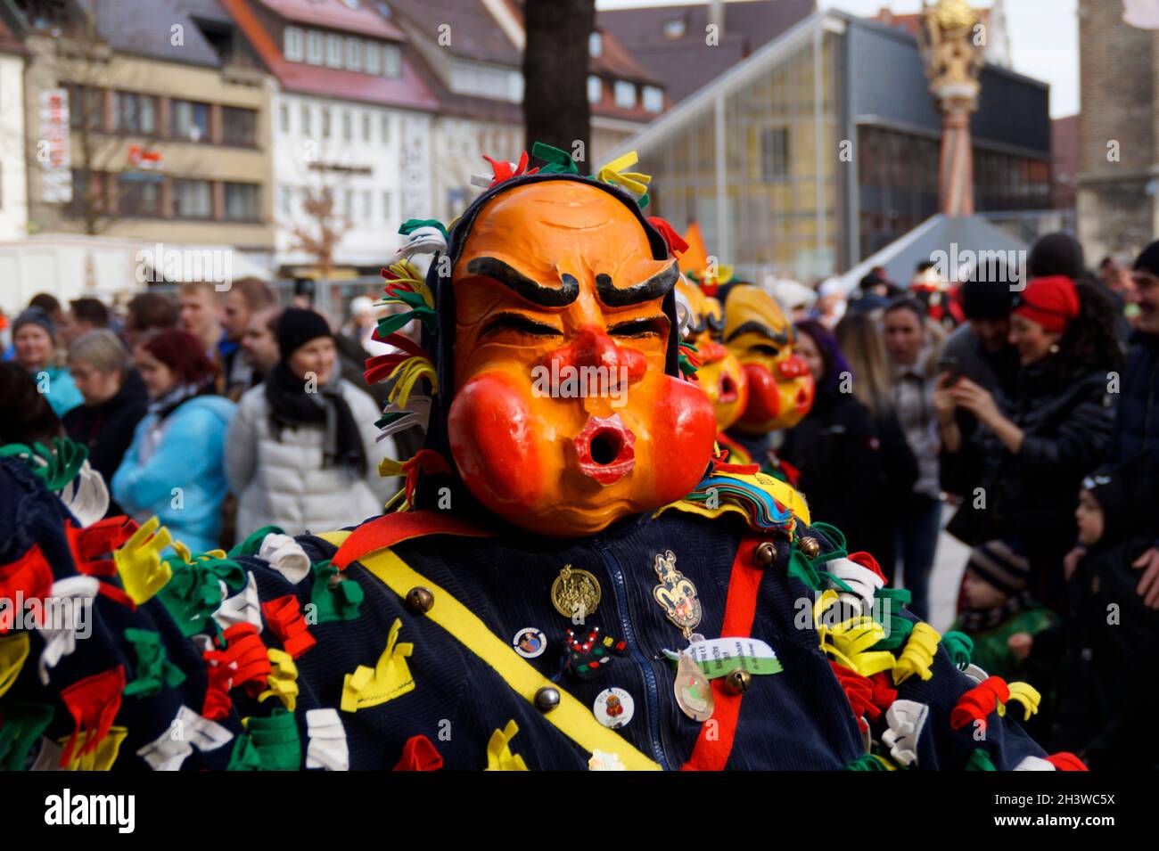 Des gens vêtus de vêtements et de masques amusants célébrant le traditionnel carnaval allemand de Shrovetide appelé Fasching ou Narrensprung à Ulm, en Allemagne Banque D'Images