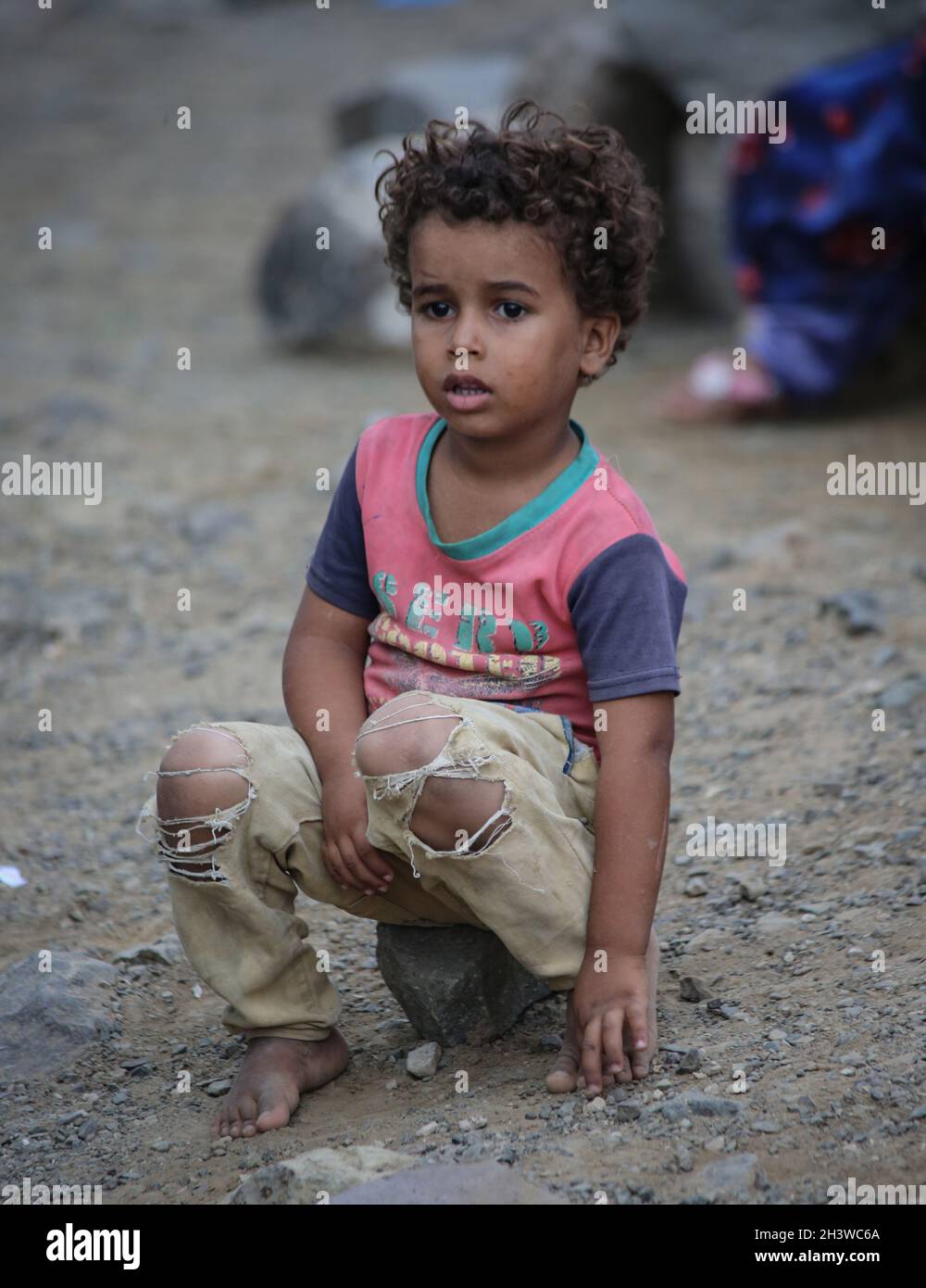 Taiz, Yémen- 08 octobre 2021 : un enfant portant des vêtements déchirés vit  dans un camp pour personnes déplacées de la guerre au Yémen, à Taiz Photo  Stock - Alamy