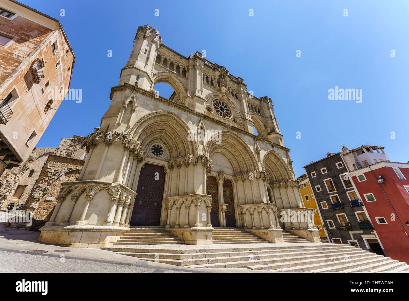 Vue à angle bas de la cathédrale de Cuenca, première cathédrale de style gothique de la péninsule ibérique (avec celle d'Avila). Banque D'Images