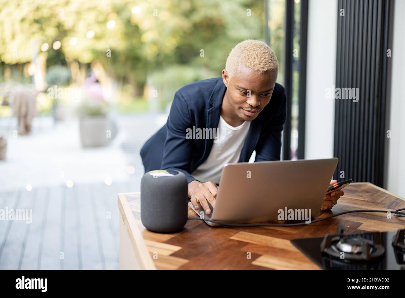 Latin homme prenant l'enceinte portable de la table Banque D'Images