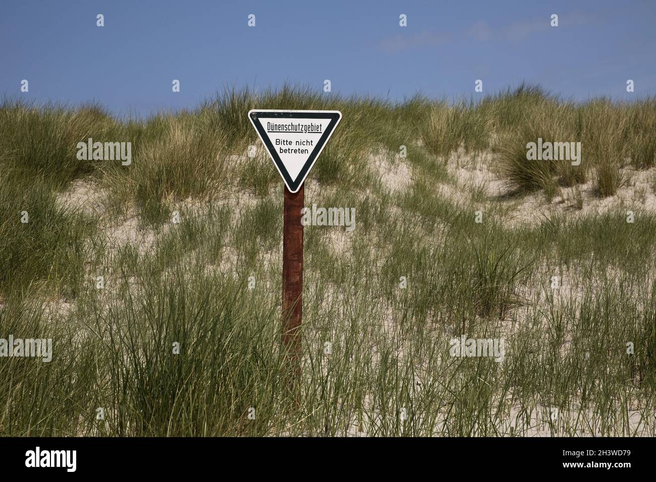 Paysage de dune avec un panneau pour la protection des dunes et la demande de ne pas y entrer, Helgoland, Allemagne Banque D'Images