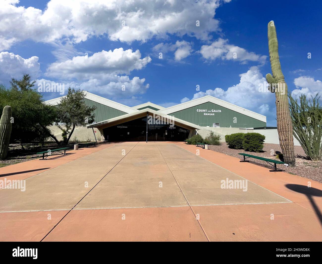 L'entrée et le bâtiment principal du musée de l'air et de l'espace de Pima à Tucson, Arizona Banque D'Images