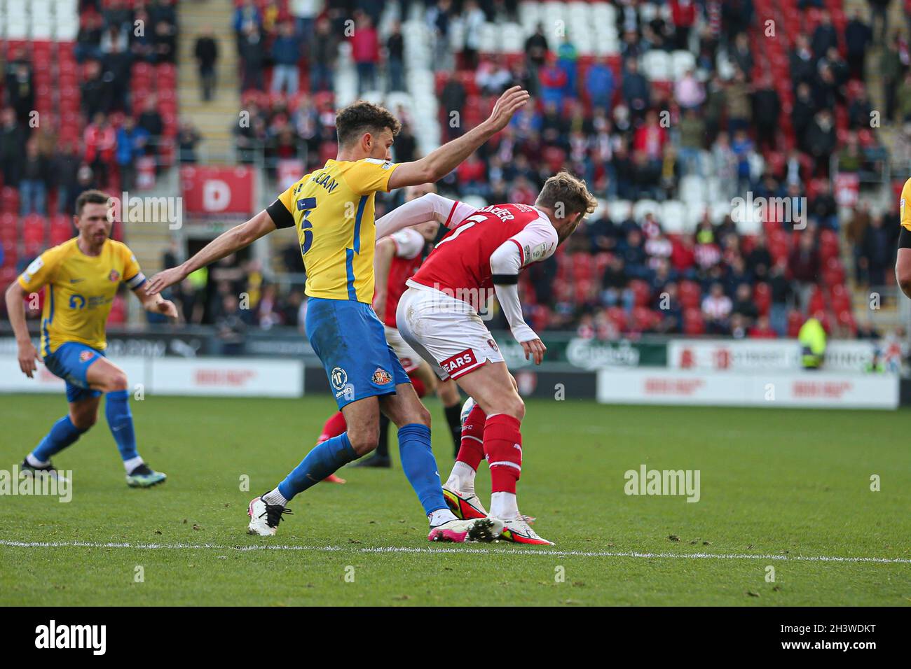 ROTHERHAM, ROYAUME-UNI.30 OCT Kieran Sadlier de Rotherham (7) entrant en collision avec Tom Flanagan de Sunderland (3) lors du match de la Sky Bet League 1 entre Rotherham United et Sunderland au stade de New York, à Rotherham, le samedi 30 octobre 2021.(Crédit : Emily Moorby | MI News) crédit : MI News & Sport /Alamy Live News Banque D'Images