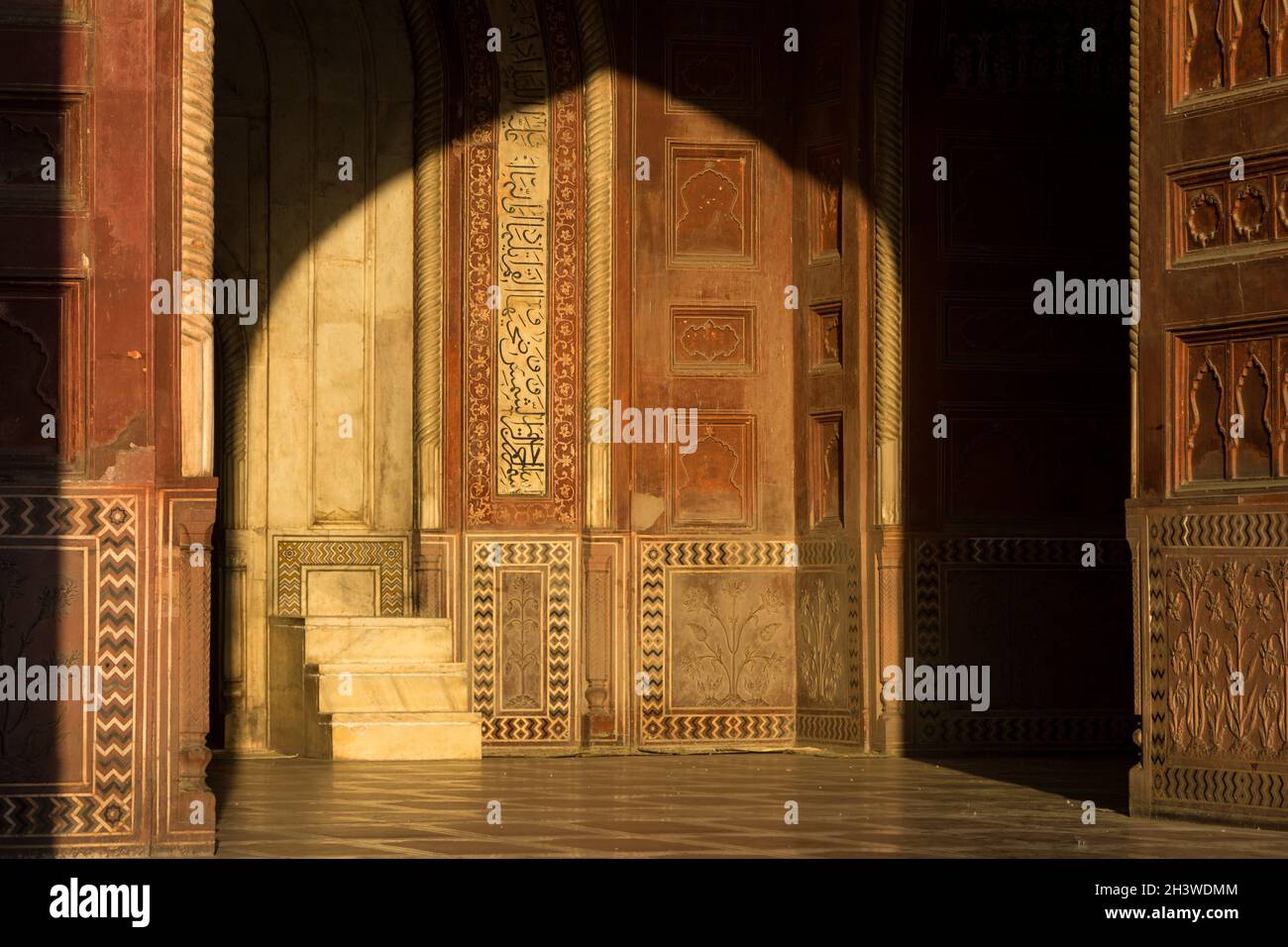 Mosquée au Taj Mahal éclairée par le soleil levant - décoration détaillée de l'intérieur Banque D'Images