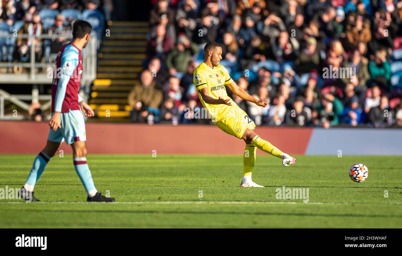 TURF Moor, Burnley, Lancashire, Royaume-Uni.30 octobre 2021.Premier League football, Burnley contre Brentford: Mathias Jorgensen de Brentford crédit: Action plus Sports/Alamy Live News Banque D'Images