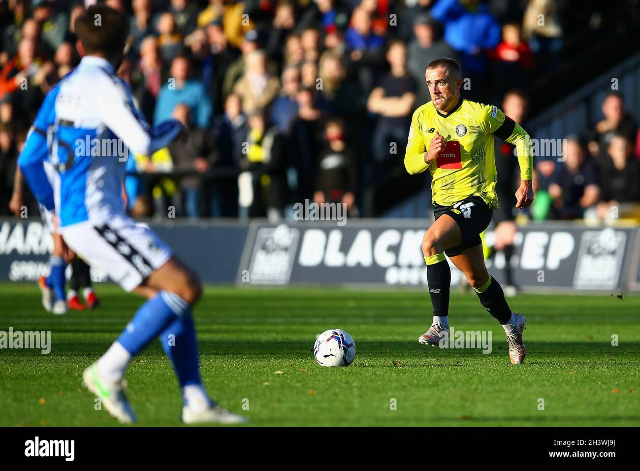 Envirovent Stadium, Harrogate, Angleterre - 30 octobre 2021 Alex Pattison (16) de Harrogate fait une grande course - pendant le jeu Harrogate v Bristol Rovers, EFL League 2, 2021/22, au stade Envirovent, Harrogate, Angleterre - 30 octobre 2021 crédit: Arthur Haigh/WhiteRosePhotos/Alay Live News Banque D'Images