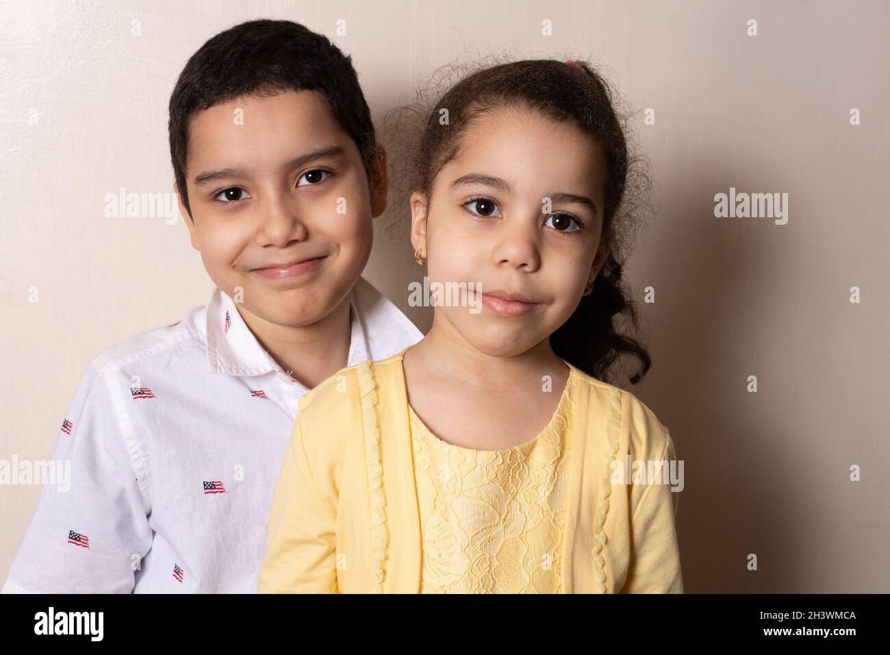 Portrat d'une fille de 4 ans à la maison avec son frère de 9 ans Banque D'Images