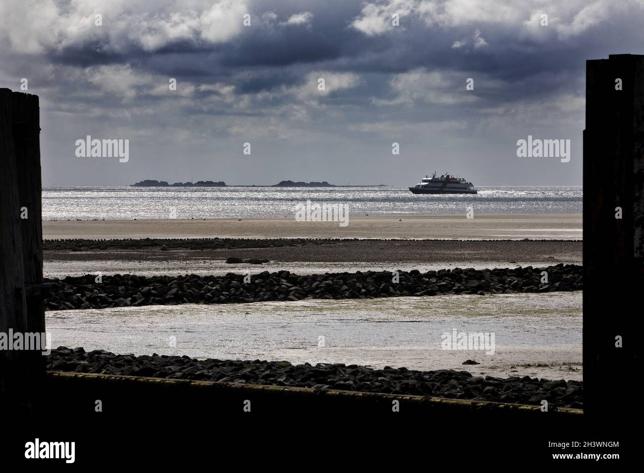 Vue de la jetée d'Amrum à la mer du Nord et d'un navire à l'horizon, Allemagne, Europe Banque D'Images