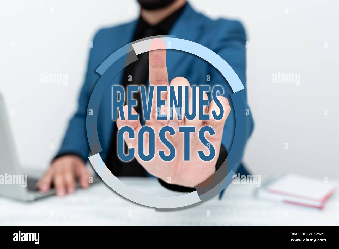 Source d'inspiration indiquant les coûts de revenus des panneaux.Approche commerciale montant total de l'argent dans la fabrication et la livraison un produit Bureau à distance travail en ligne Banque D'Images