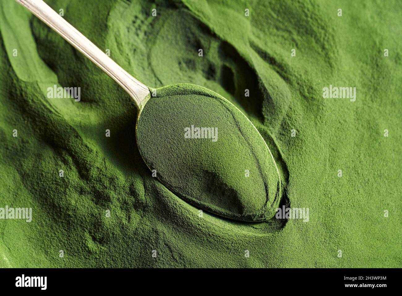 Poudre d'algues chlorelles vertes sur une cuillère Banque D'Images