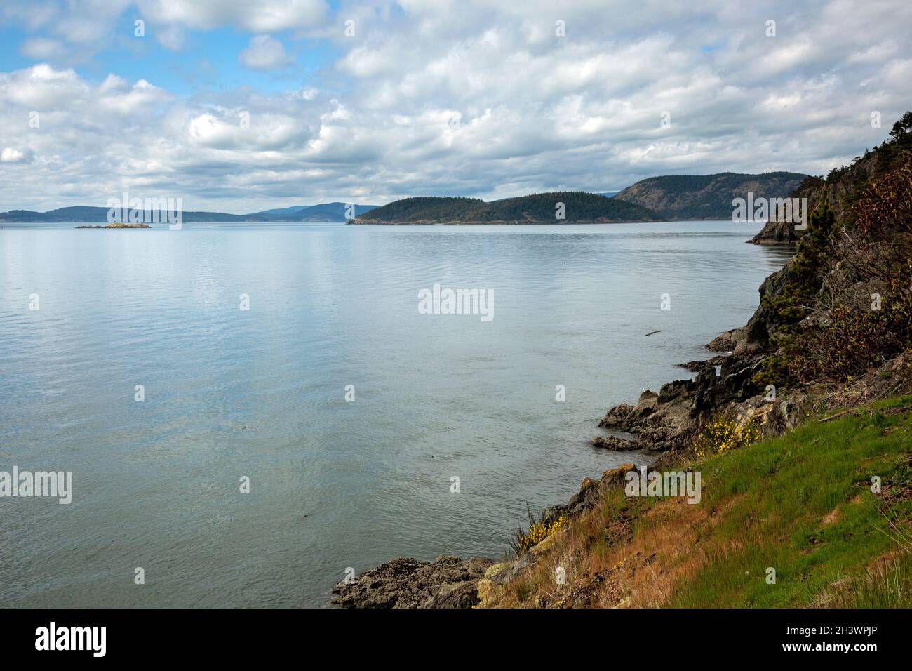 WA19723-00...WASHINGTON - le détroit de Rosario et les îles San Juan depuis le Sunburst Trail dans Sharpe Park. Banque D'Images