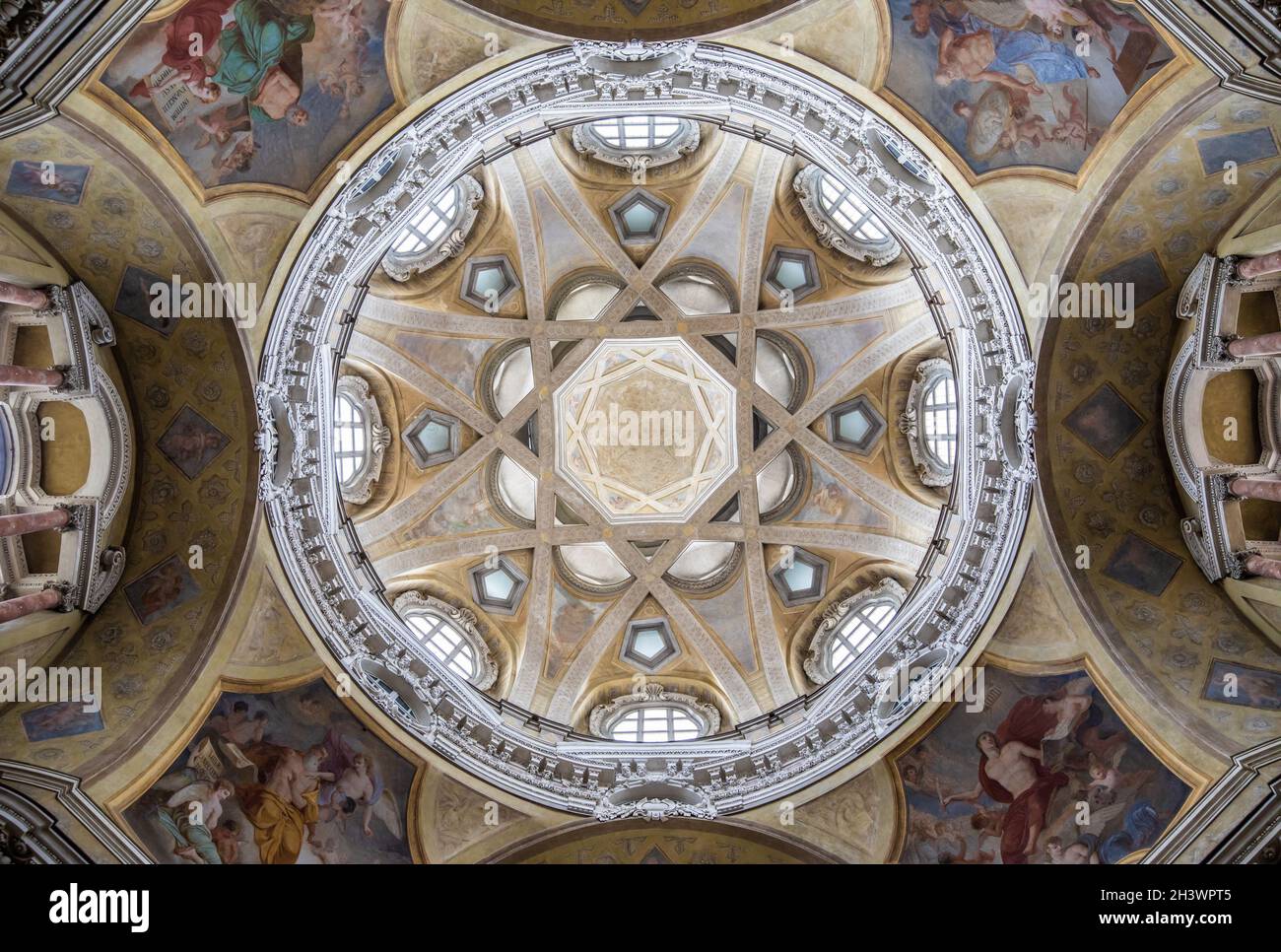 Intérieur baroque ancien avec décoration vintage.Église royale de San Lorenzo (St.Lawrence) à Turin, en Italie Banque D'Images