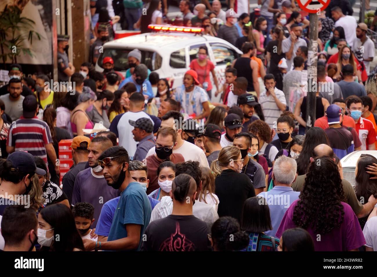 Sao Paulo, Brésil.30 octobre 2021.À la veille d'Halloween, les consommateurs affluent vers la zone commerçante populaire à la recherche de costumes et d'accessoires.Après plus d'un an d'interdiction de rassemblement en raison de la COVID-19, le gouvernement a levé les restrictions liées au coronavirus.(Image de crédit : © Cris Faga/ZUMA Press Wire) Banque D'Images