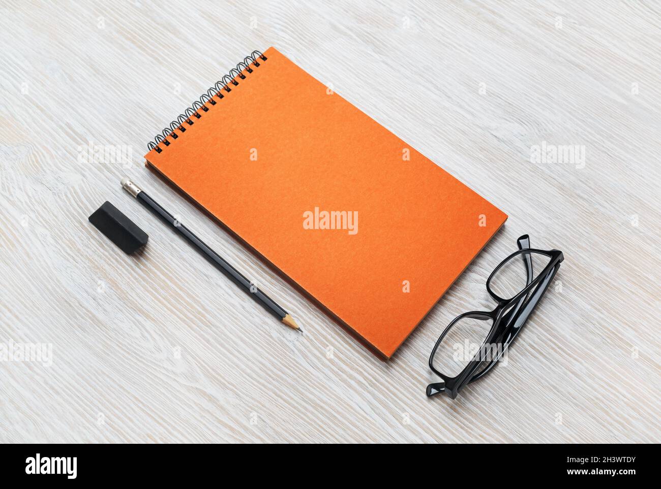 Bloc-notes, lunettes, crayon, gomme Banque D'Images