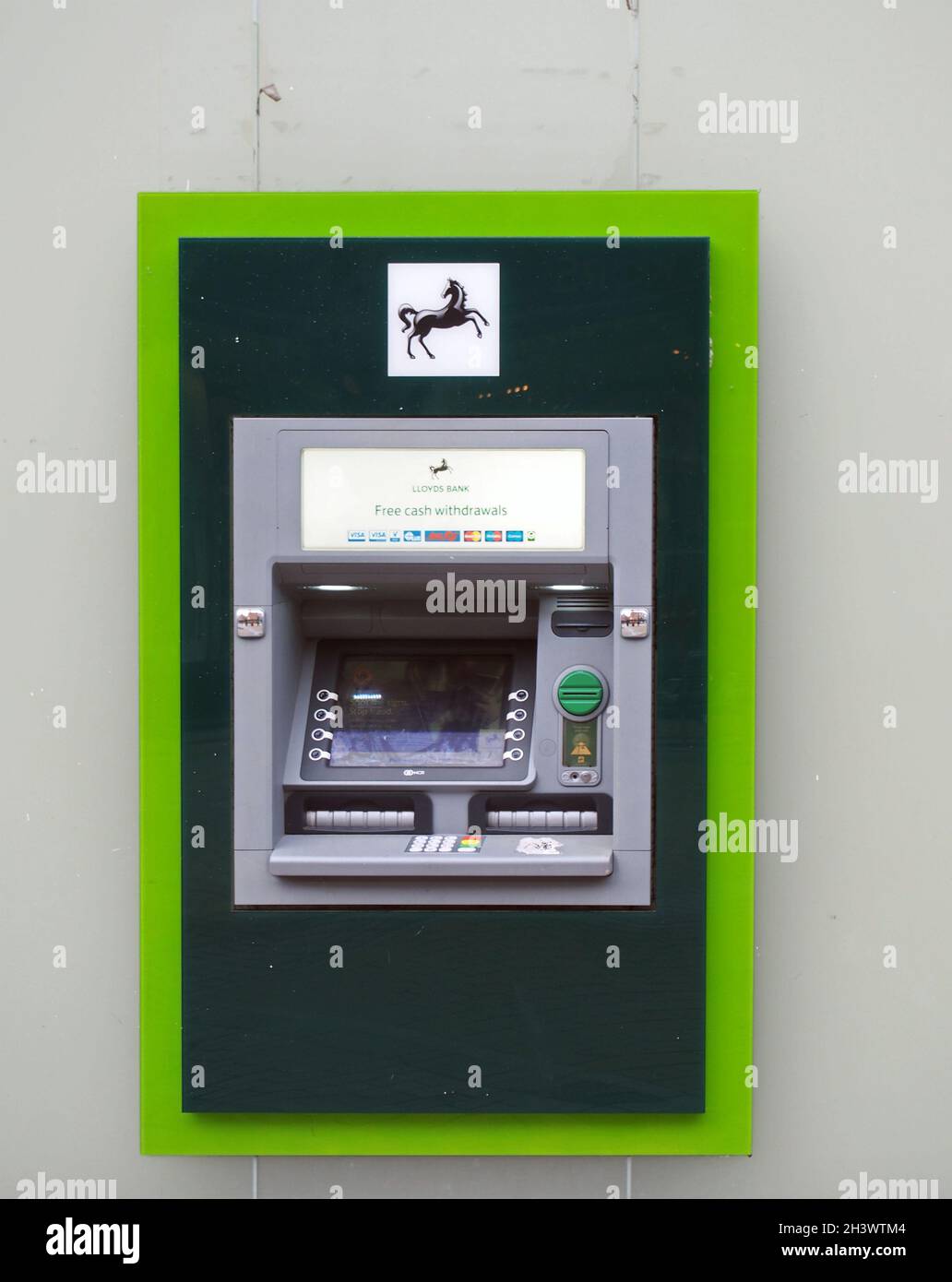 ATM avec logo sur le mur d'un groupe de lloyds sur Briggate dans le centre-ville de leeds Banque D'Images
