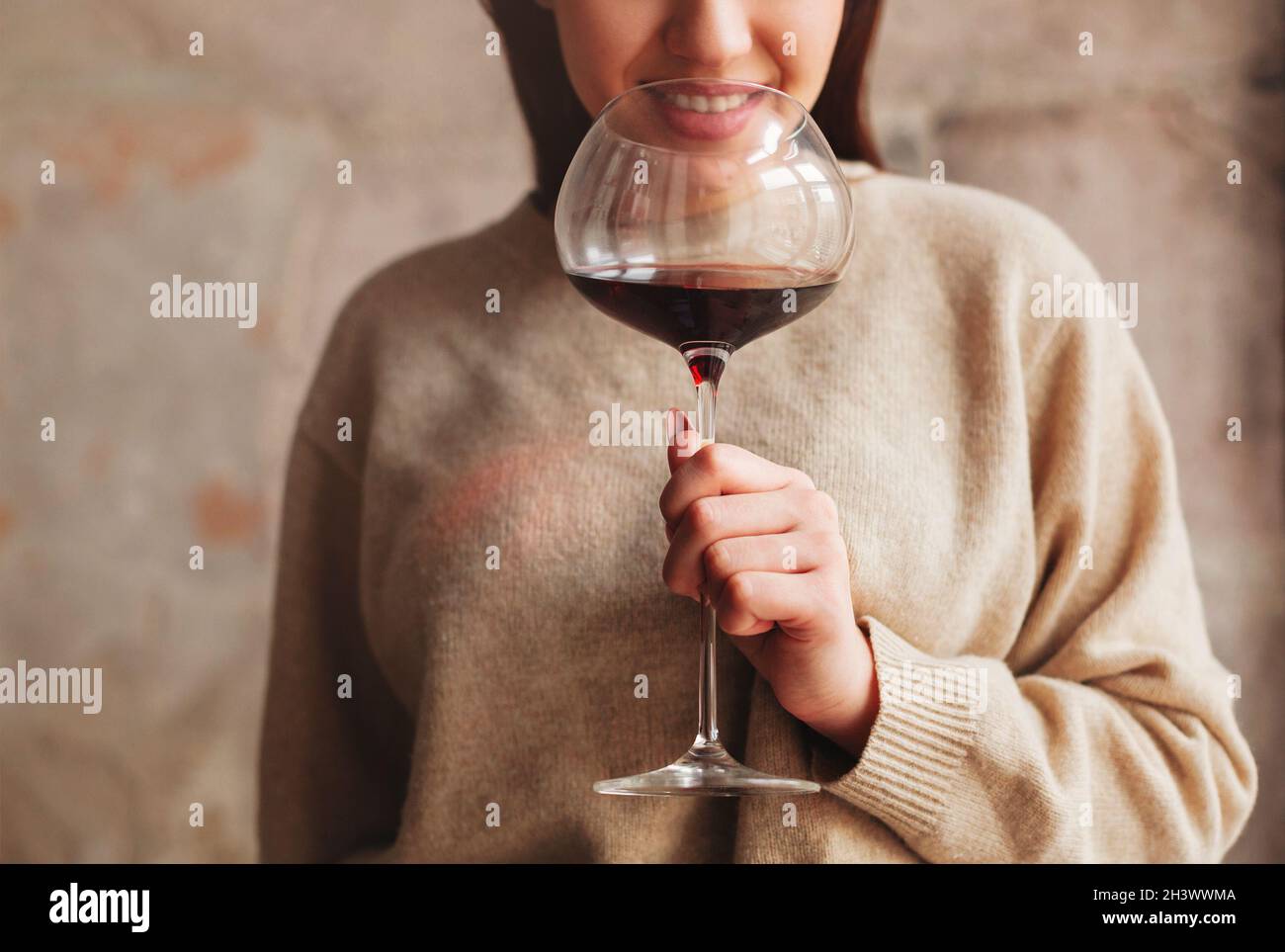 Crop joyeuse femme appréciant le vin Banque D'Images