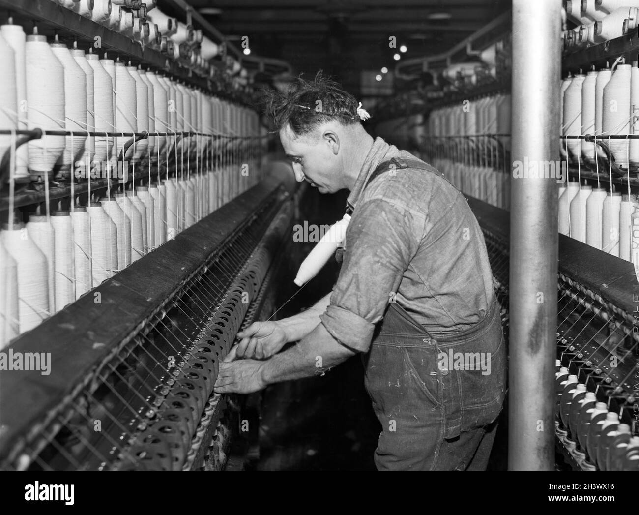 Travailleur à l'usine de coton Mary-Leila, Greensboro, Géorgie, États-Unis, Jack Delano,U.S. Farm Security Administration, U.S. Office of War information Photograph Collection, octobre 1941 Banque D'Images