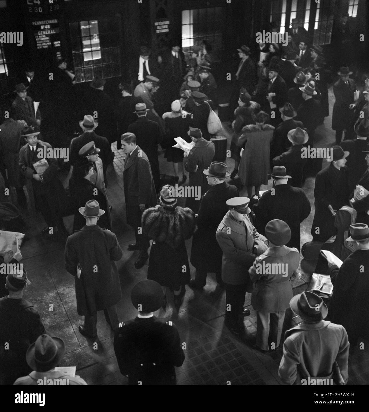 Passagers en attente de trains, Union Station, Chicago, Illinois, États-Unis,Jack Delano, U.S. Farm Security Administration, U.S. Office of War information Photograph Collection, janvier 1943 Banque D'Images