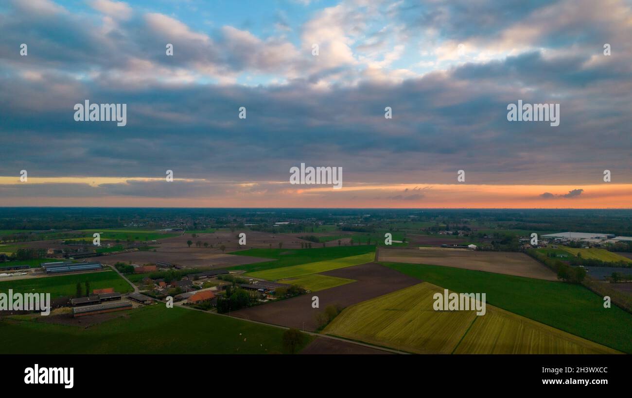 Coucher de soleil avec des nuages sombres et spectaculaires d'orage en train d'être séparés.La lumière du soleil couchant le rend dramatique lorsqu'il frappe Banque D'Images