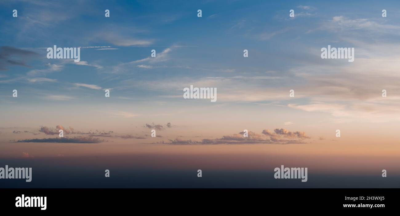 Ciel bleu et rose avec nuages colorés. Banque D'Images