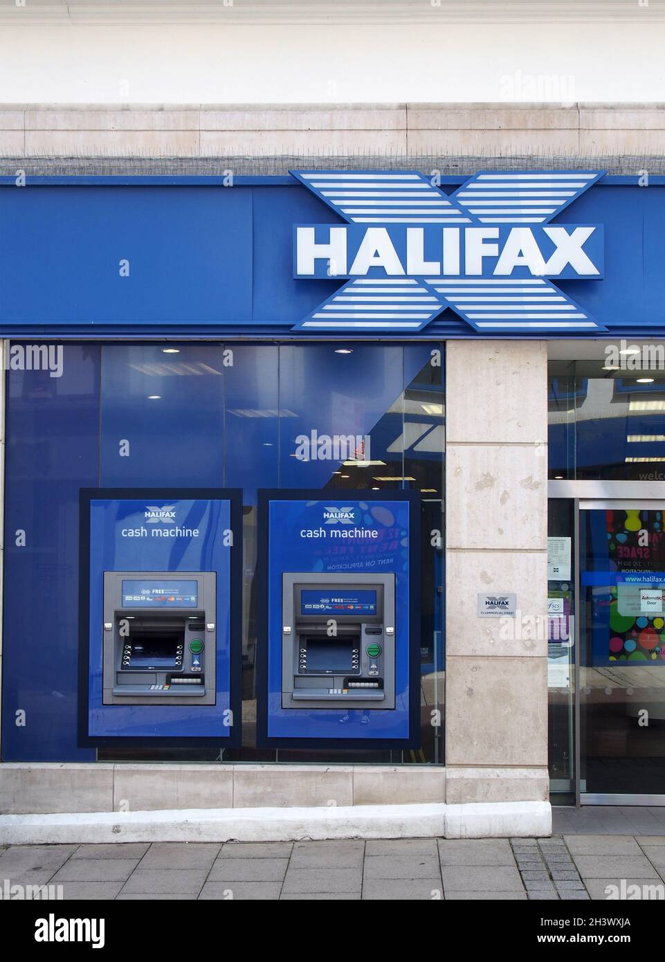 Panneau et logo au-dessus de l'entrée d'une banque d'halifax sur une rue commerciale du centre-ville de leeds Banque D'Images