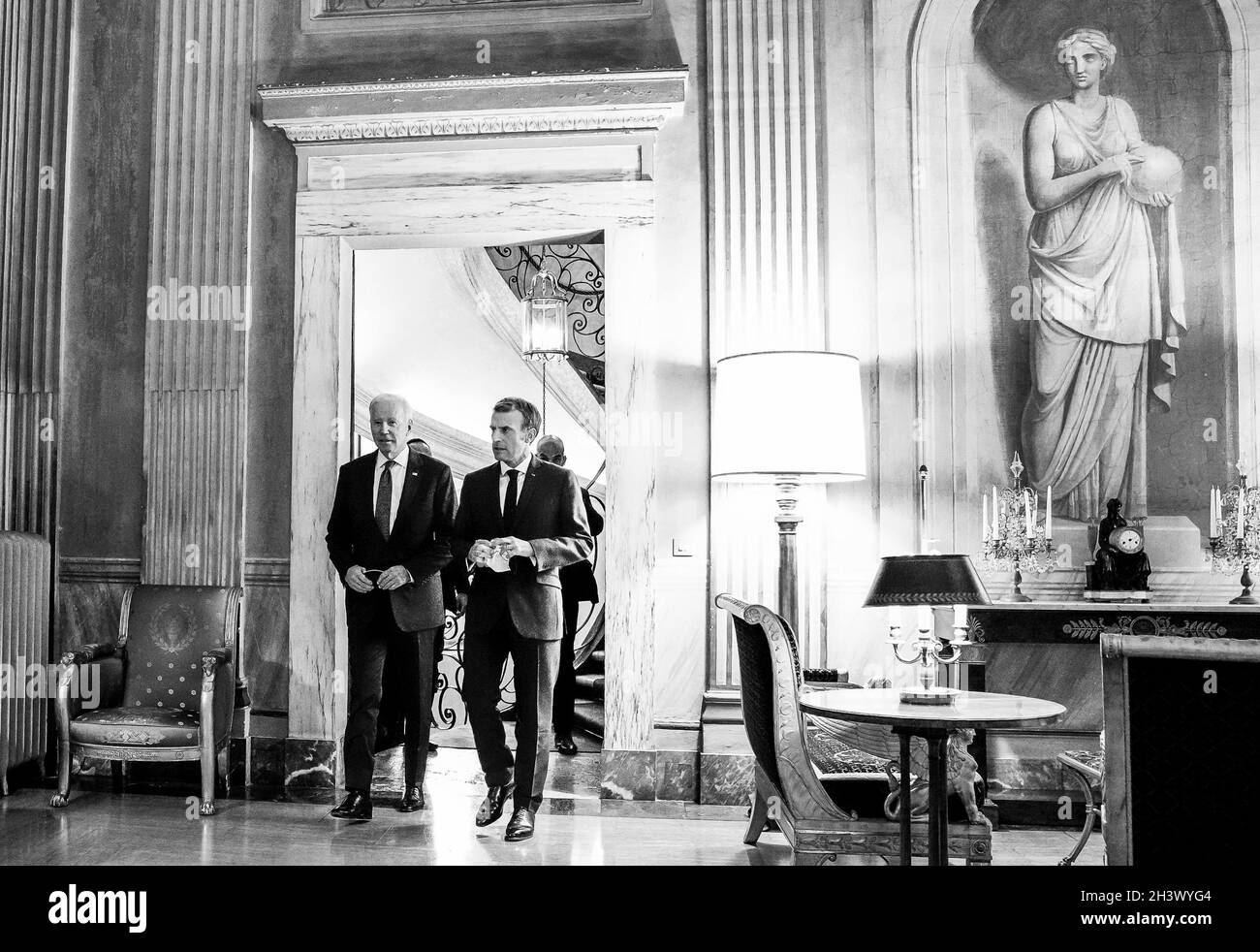 Rome, Italie.29 octobre 2021.Le président américain Joe Biden et le président français Emmanuel Macron, à droite, marchent ensemble avant une réunion bilatérale à la Villa Bonaparte le 29 octobre 2021 à Rome, en Italie.Crédit : Adam Schultz/White House photo/Alay Live News Banque D'Images