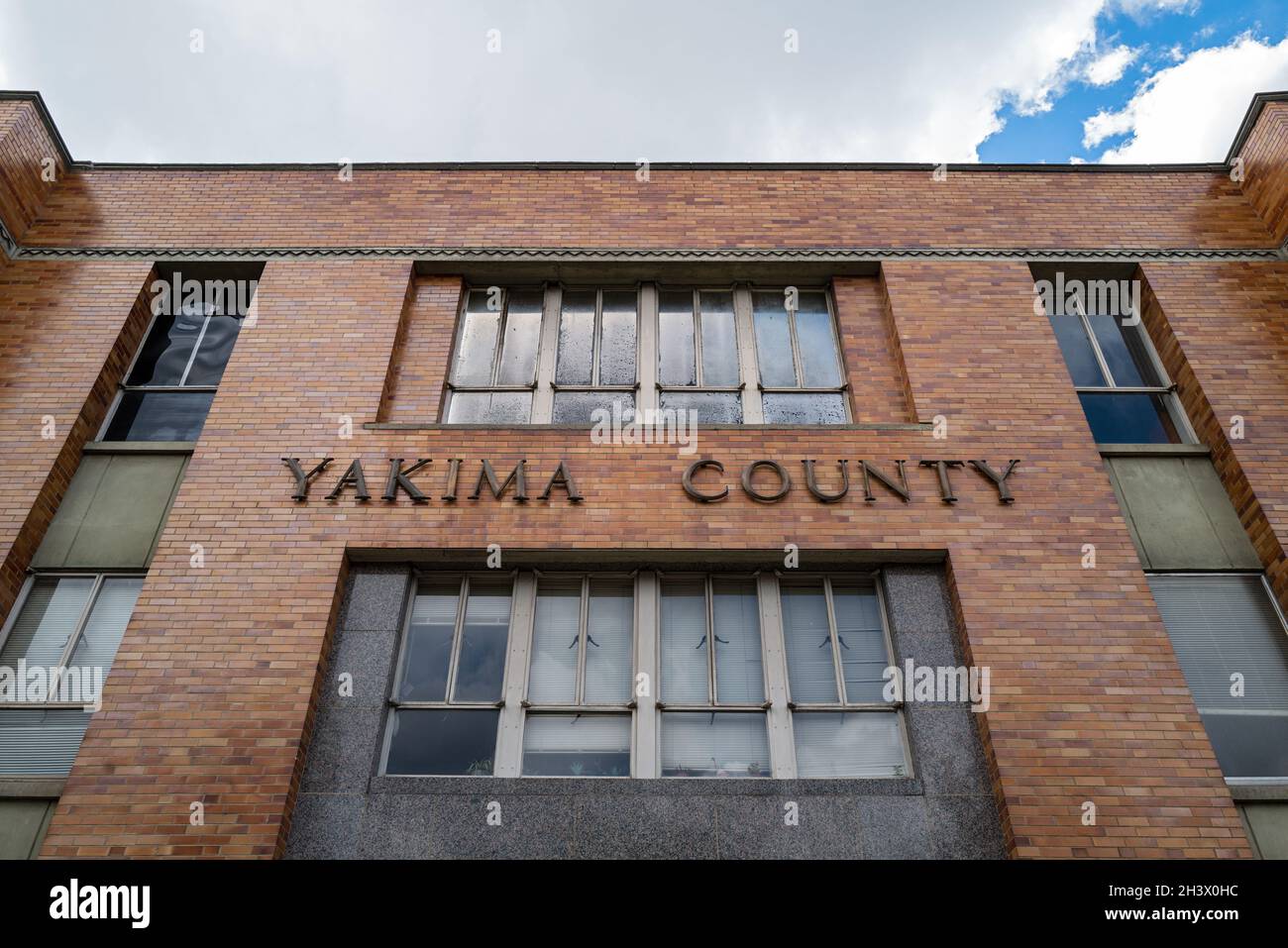 Lettrage au-dessus de l'entrée du palais de justice du comté de Yakima à Yakima, Washington, États-Unis Banque D'Images