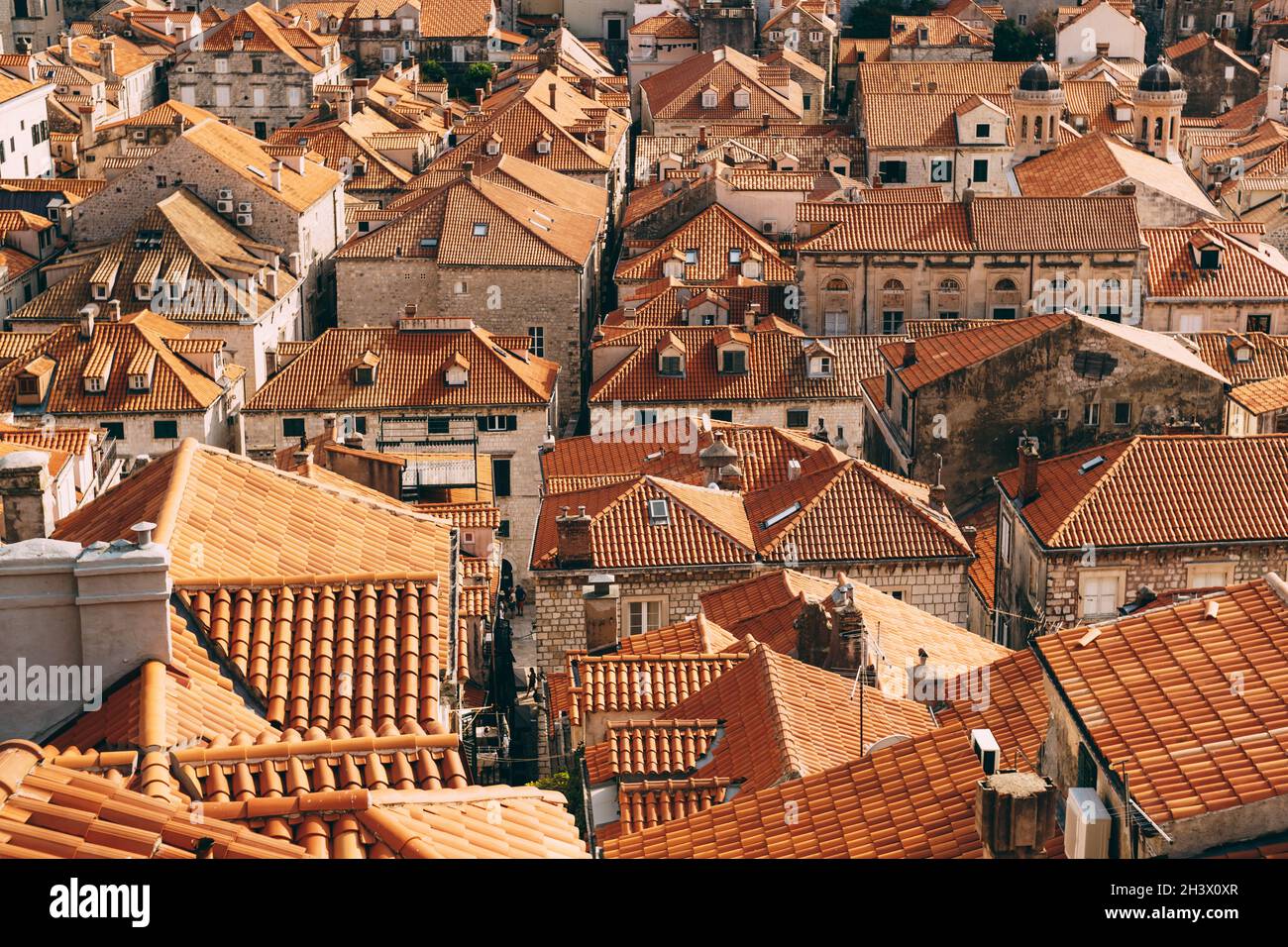 Vue depuis le mur sur les toits de tuiles de la vieille ville de Dubrovnik. Banque D'Images