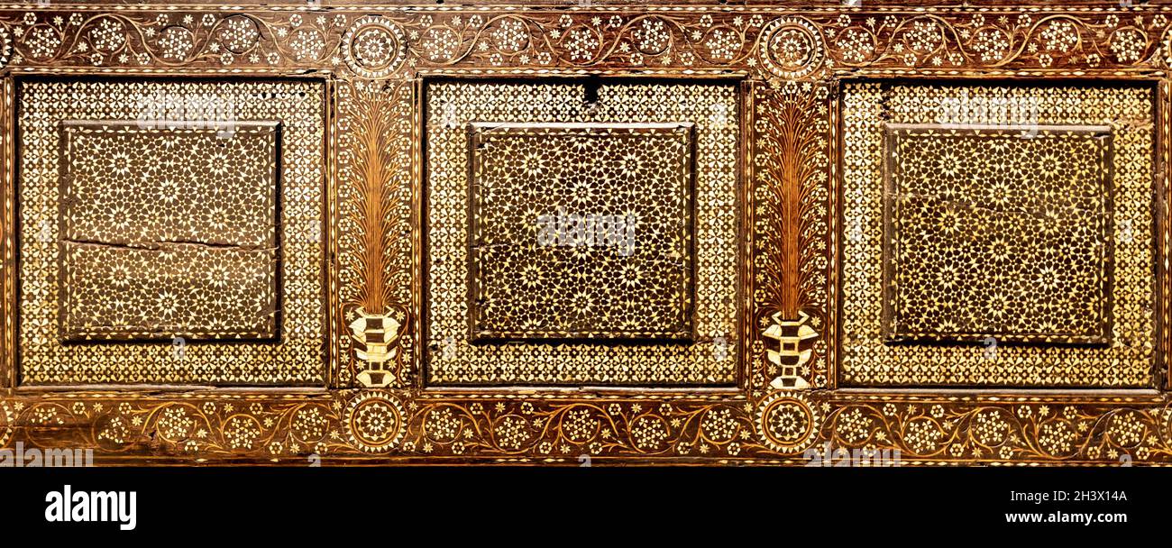 Art antique de décoration en bois sur un mobilier italien du XVe siècle.Arrière-plan vintage et gothique. Banque D'Images