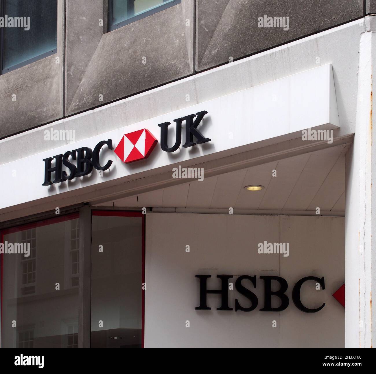 Signe et logo sur la banque hsbc dans le parc du centre-ville de leeds Banque D'Images