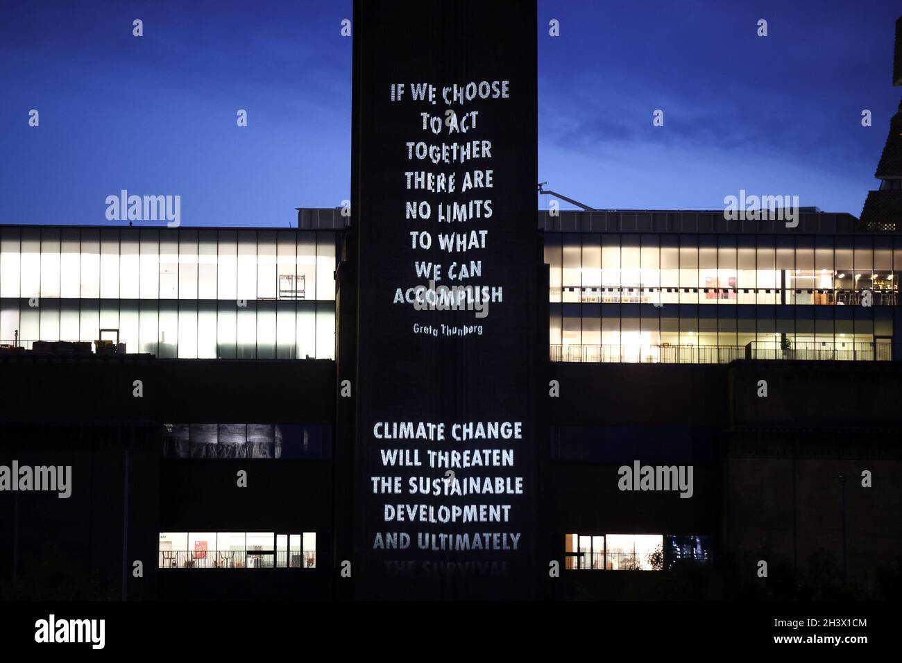 La Cheminee Du Musee Tate Modern Est Illuminee Par Une Citation De Greta Thunberg Lors D Une Installation Appelee Hurt Earth Par L Artiste Jenny Holzer Projetant Des Citations De Plus De 40 Activistes