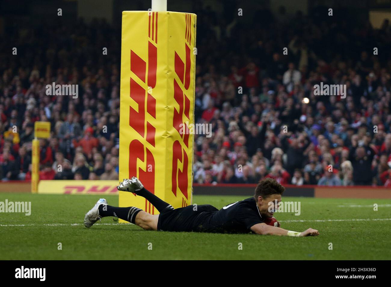 Cardiff, Royaume-Uni.30 octobre 2021.Beauden Barrett, de Nouvelle-Zélande, marque ses équipes au 1er essai.Rugby match international d'automne, pays de Galles v Nouvelle-Zélande au stade de la Principauté à Cardiff le samedi 30 octobre 2021. photo par Andrew Orchard/Andrew Orchard photographie sportive crédit: Andrew Orchard photographie sportive/Alamy Live News Banque D'Images