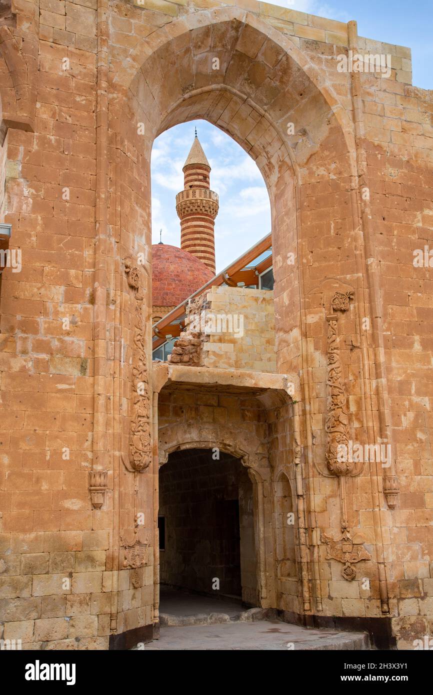 La mosquée et le minaret du palais Ishak Pasha dans le quartier Doğubeyazıt de la ville de Ağrı dans l'est de la Turquie. Banque D'Images