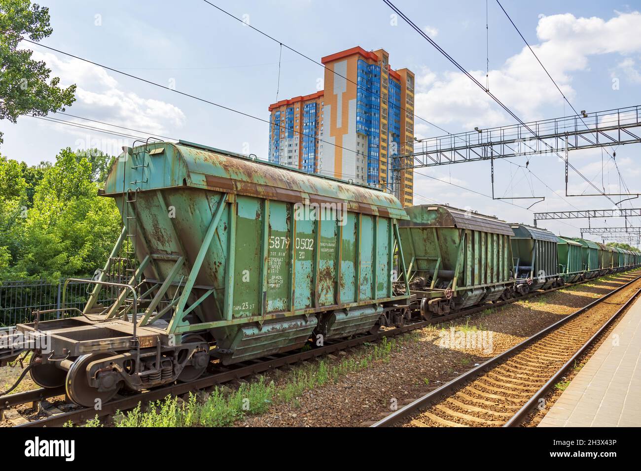 Les wagons de marchandises sont sur la plate-forme de la gare Banque D'Images