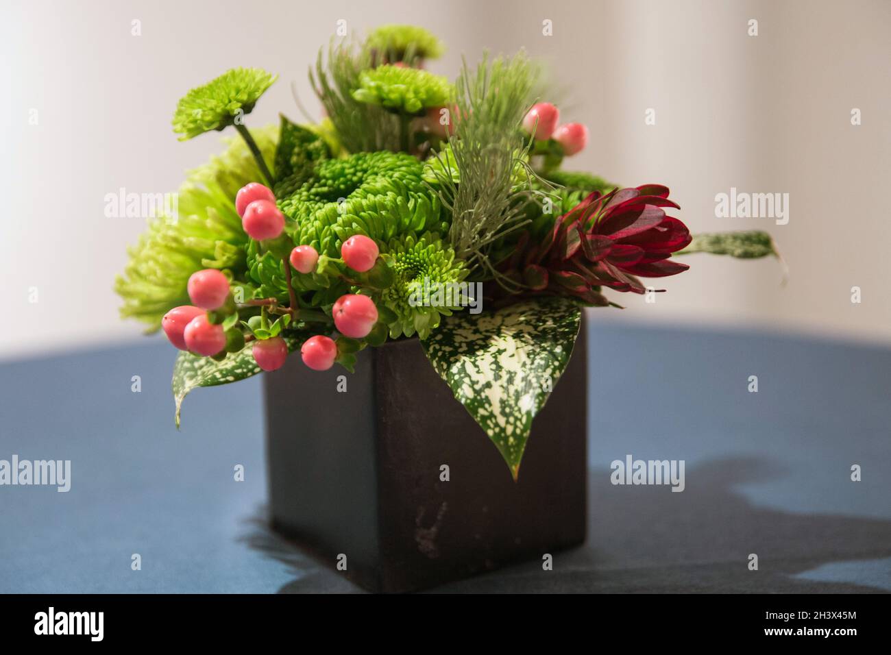 Disposition des fleurs sur présentation lors d'un événement. Banque D'Images